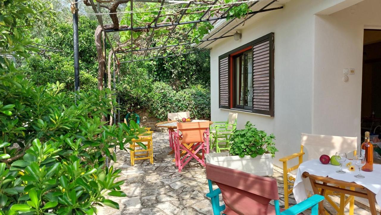 Lourantos Studios & Apartments Vathy  Exterior photo